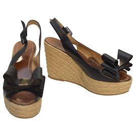 Sandálias de cunha Valentino Rockstud em couro preto com laço Preto