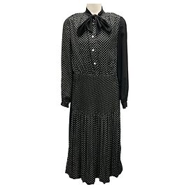Vestido midi de cetim com estampa de bolinhas pretas e brancas e gola laço de Junya Watanabe Comme des Garçons Preto