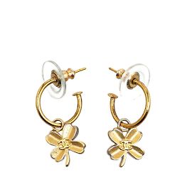 Boucles d'oreilles clou en plaqué or motif trèfle Chanel Doré