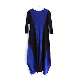 Schwarzes und blaues Midi-Kleid von Issey Miyake Pleats Please Schwarz Blau