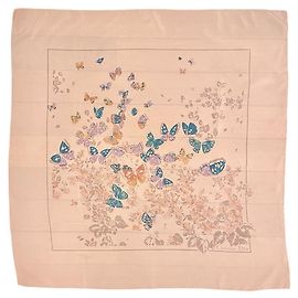 Lenço quadrado Christian Dior 60/70s em seda rosa suave com estampas de borboletas e flores. Rosa Multicor