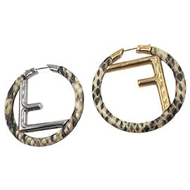 Brincos de argola de metal prateado e dourado em python Fendi Prata Metálico