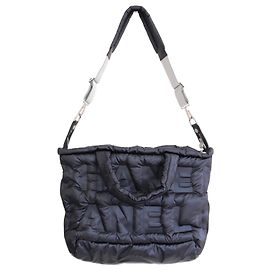 Bolsa tote de nylon acolchoado com logo Chanel Azul marinho