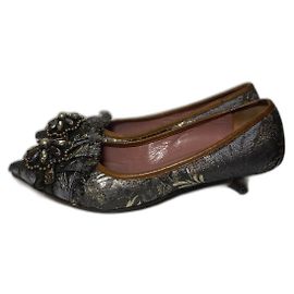 Miu Miu tacones kitten de punta afilada con flecos Plata