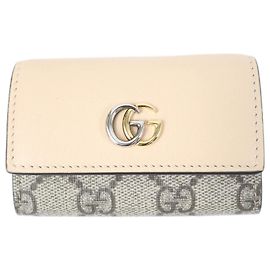 Llave de cuero GG Supreme de Gucci Double G Beige