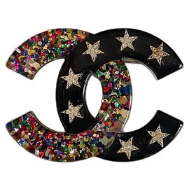 Broche Chanel CC com estrelas e glitter resina Multicor