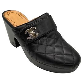 Tamancos de couro acolchoado preto Chanel com fecho CC de giro Preto