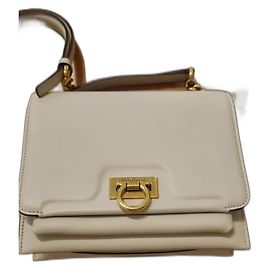 Bolsa de mão Salvatore Ferragamo Trivolio em couro bege Bege