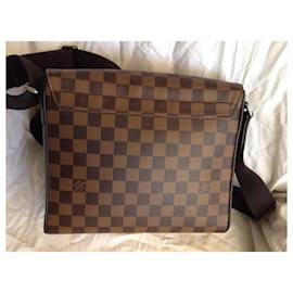 Louis Vuitton-District-Ebony