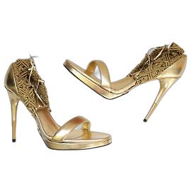 Gucci x Frida Giannini Primavera 2011 Saltos de Couro Dourado e Macramê Dourado