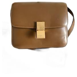 Céline Caja Clásica Camello