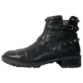 Botas de tornozelo com tachas Stuart Weitzman Go West em couro preto Preto