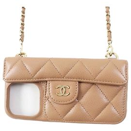 Capa de pele de caviar Chanel para iPhone 14 Pro com corrente Marrom