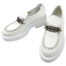 Miu Miu Mocassins de couro com fivela de logo Branco