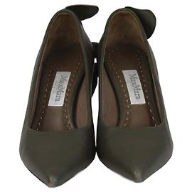 Max Mara Zapatos de tacón verde fatiga con volantes Verde