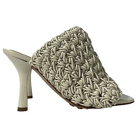 Bottega Veneta As Mules Abertas em Couro Creme Branco Cru
