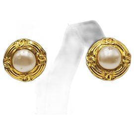 Pendientes de perlas con botón CC vintage de Chanel Gold hardware