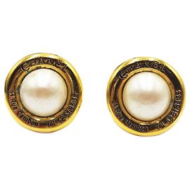 Pendientes de perlas con botón vintage Chanel Rue Cambon Gold hardware