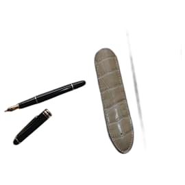 Montblanc-Montblanc Classic Meisterstück 144 gold nib fountain pen with case-Black