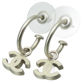 Weiß plattierte Steckerohrringe von Chanel Weiß