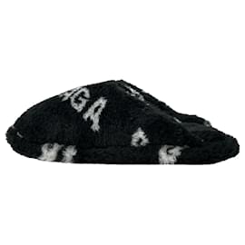 Balenciaga-Balenciaga All Over Logo Slippers in Black Faux Fur -Black