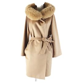 Wollmantel mit Kapuze und Gürtel aus Fuchsfell von Max Mara Kamel