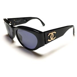 Óculos de sol Chanel pretos com logo CC dourado Preto Dourado