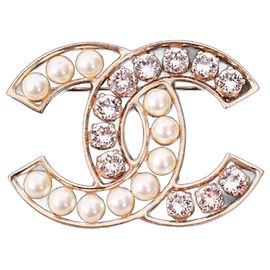 Broche Chanel CC com strass e pérolas dourado Gold hardware