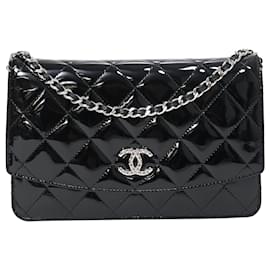 Chanel-Portefeuille brillant matelassé Chanel en cuir verni noir avec chaîne-Noir