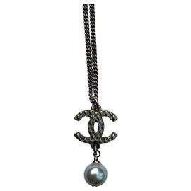 Collier Chanel en métal doré avec pendentif perle Bijouterie dorée