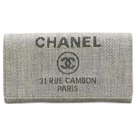 Carteira com aba Coco da linha Deauville da Chanel Cinza