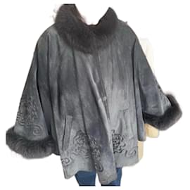 Autre Marque-Alan Gérard cape. Suede leather and fox fur-Grey