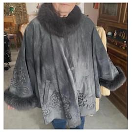 Autre Marque-Alan Gérard cape. Suede leather and fox fur-Grey