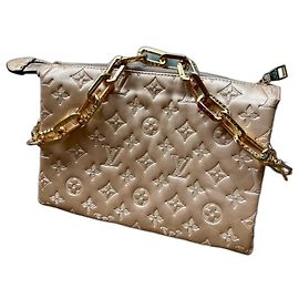Louis Vuitton Cushion PM Pele de Cordeiro Dourada Dourado