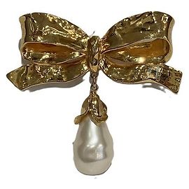 Broche de perlas con cinta dorada Yves Saint Laurent Dorado Metálico
