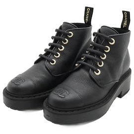 Botas de couro com cadarço e pérolas da Chanel Preto