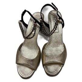 Sapatilhas Chanel em pele dourada Dourado