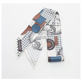Bufanda Hermès Silk Twilly Cavalier en Formas Blanco