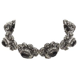 Colar choker em metal gunmetal prata com rosa Alexander McQueen Prata Metálico
