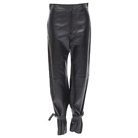 Calças de couro com fivela triangular assinatura Bottega Veneta Preto