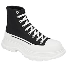 Alexander Mcqueen-Alexander McQueen Tread Slick Boot in Black/White-Black