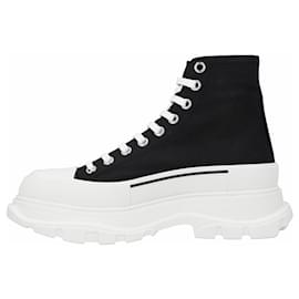 Alexander Mcqueen-Alexander McQueen Tread Slick Boot in Black/White-Black