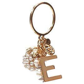 Anel charm de baga com pinos em pérolas embellidos da Fendi Tone E Alphabet Dourado Metálico