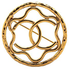 Broche dorado con motivo de círculo de la marca Coco Chanel Dorado Metálico