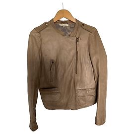 Maje Lambskin jacket with a zippered pocket, plus two pockets and a small one. Jacket closure with zip. On the sleeves, two zippers. Khaki