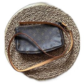 Clutch Louis Vuitton em couro marrom Marrom