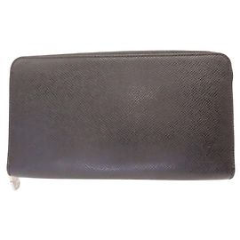 Louis Vuitton Taiga Zippy Organizer Wallet Black