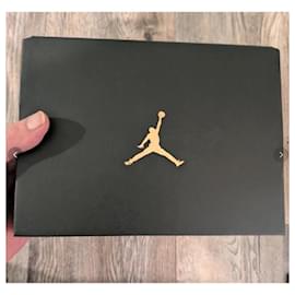 Nike-NIKE Jordan Courtside 23 Younger Kids' Shoes, Black/Particle Grey/Gym Red, UK 11, 17,5 cm, EU: 28,5-Black