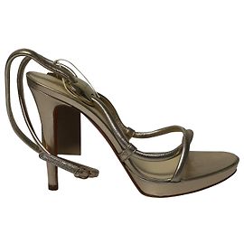Sandálias Strappy Versace com placa de metal Versace em couro dourado Dourado Metálico