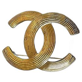 Chanel Maxi Broche Doble Logo CC Dorada Dorado